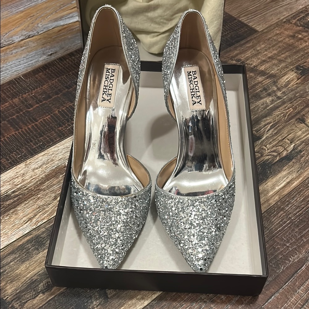 Badgley Mischka Silver Glitter Daisy Heels